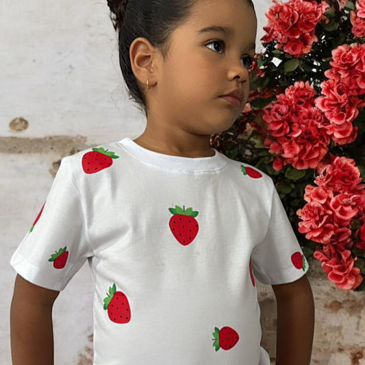 Camiseta blanca fresas
