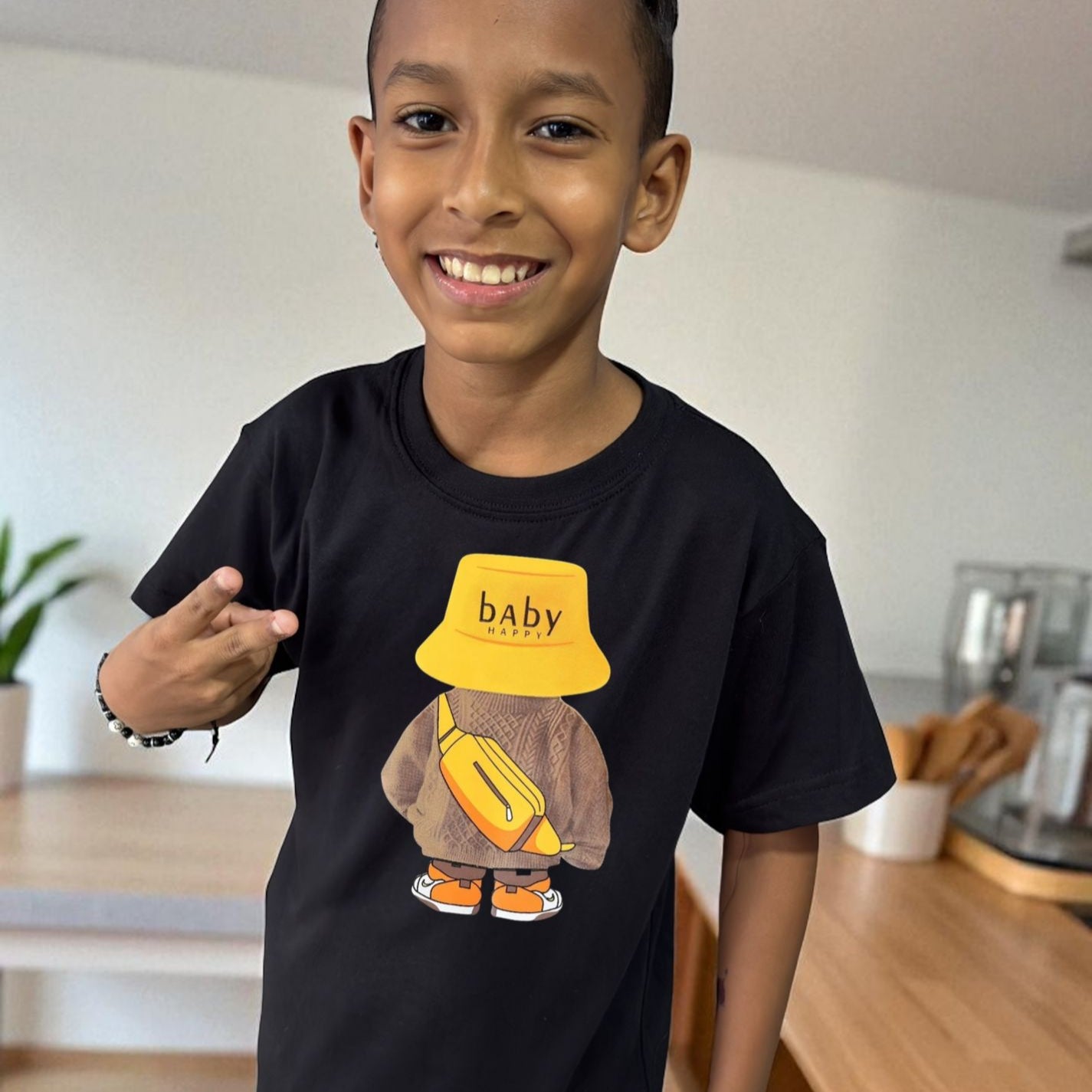 Camiseta negra oso gorro amarillo