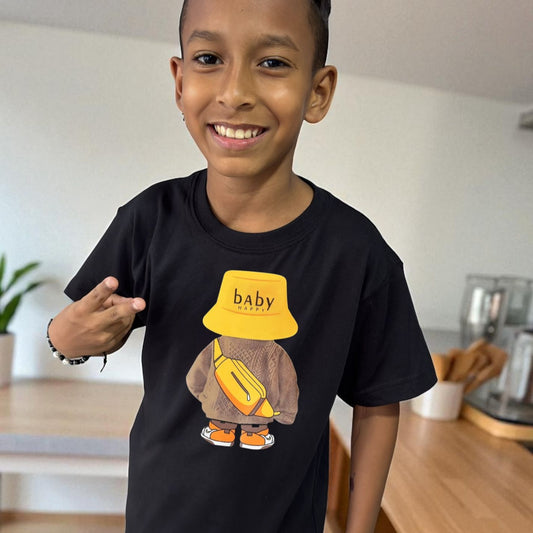 Camiseta negra oso gorro amarillo