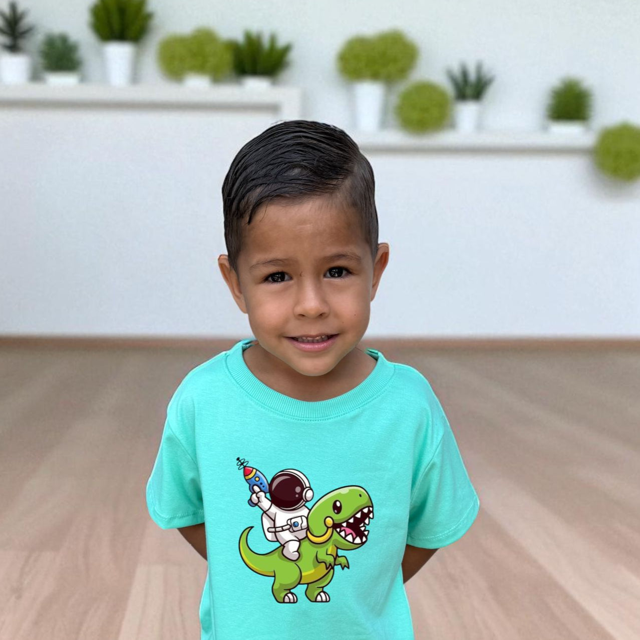 Camiseta verde dino astronauta