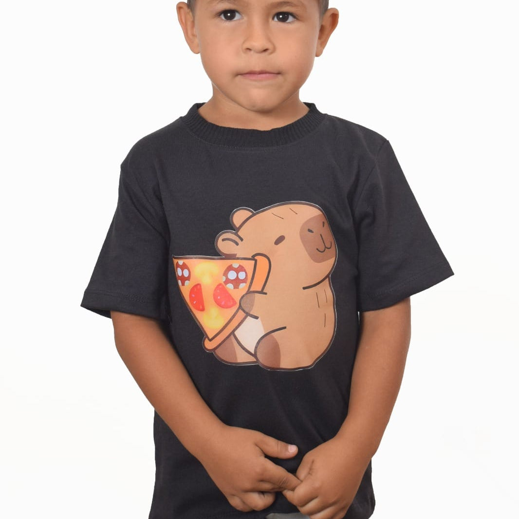 Camiseta negra capibara con pizza
